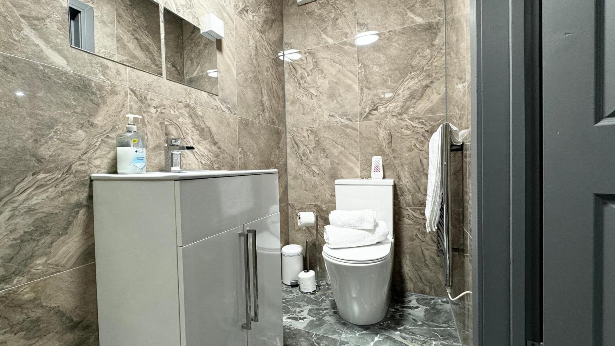 Rnm - Upgraded Business Stay For Travelling Contractors, All Amenities, Private Access Entire Place, Kitchen & Washroom, Smart Tv, Easy Access, Parking Nearby Cradley Heath ภายนอก รูปภาพ