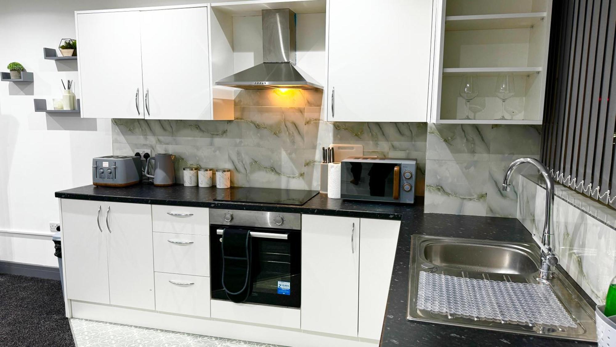 Rnm - Upgraded Business Stay For Travelling Contractors, All Amenities, Private Access Entire Place, Kitchen & Washroom, Smart Tv, Easy Access, Parking Nearby Cradley Heath ภายนอก รูปภาพ
