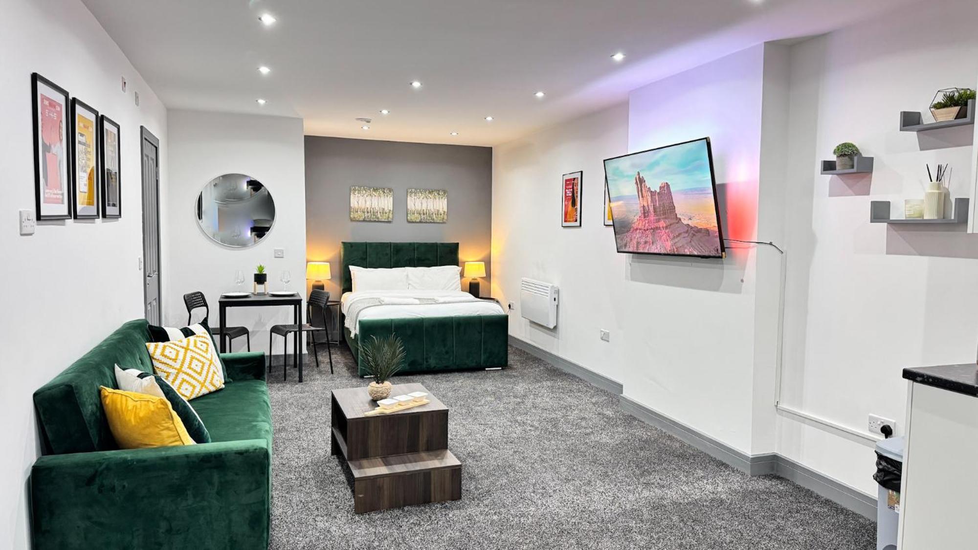Rnm - Upgraded Business Stay For Travelling Contractors, All Amenities, Private Access Entire Place, Kitchen & Washroom, Smart Tv, Easy Access, Parking Nearby Cradley Heath ภายนอก รูปภาพ
