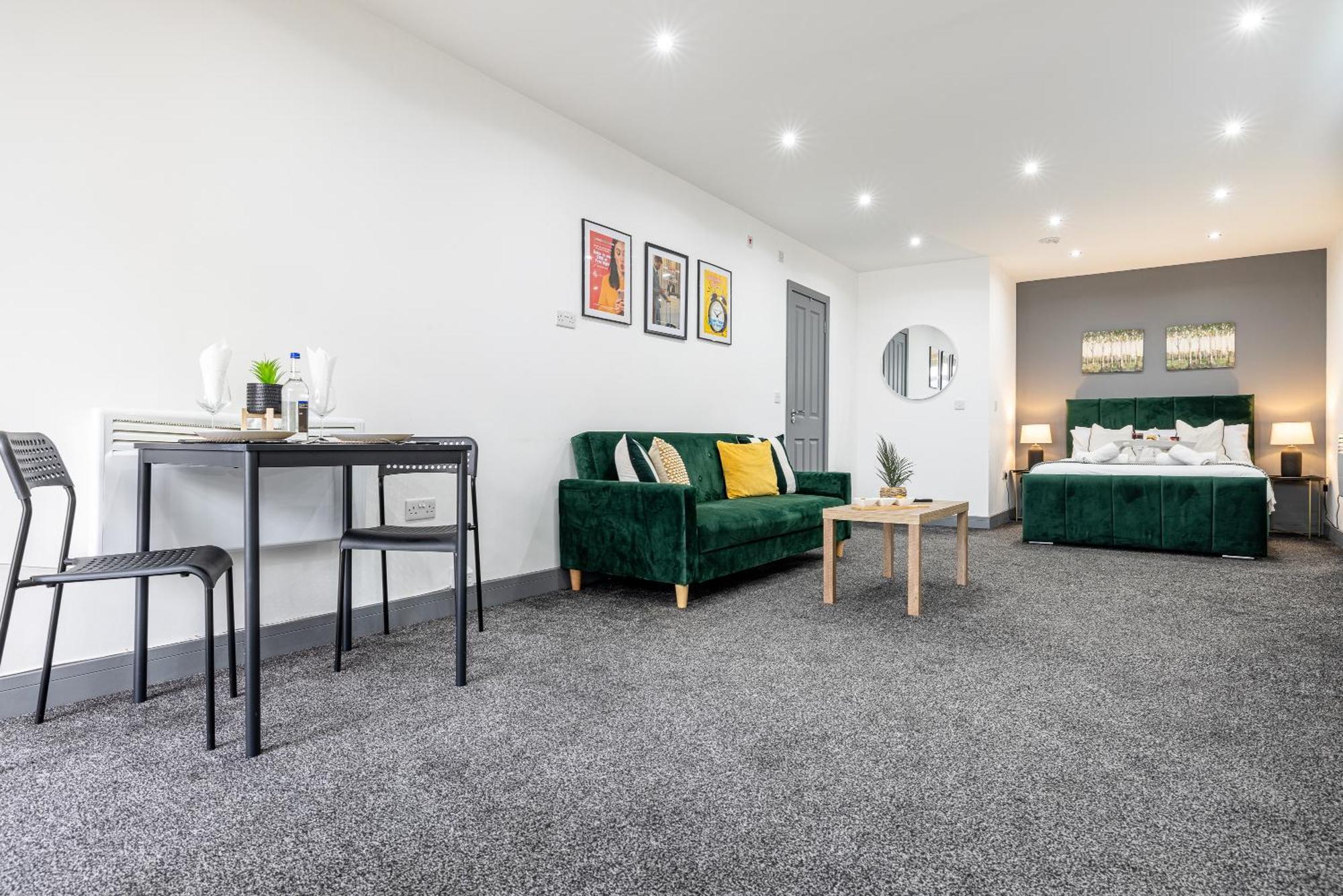 Rnm - Upgraded Business Stay For Travelling Contractors, All Amenities, Private Access Entire Place, Kitchen & Washroom, Smart Tv, Easy Access, Parking Nearby Cradley Heath ภายนอก รูปภาพ
