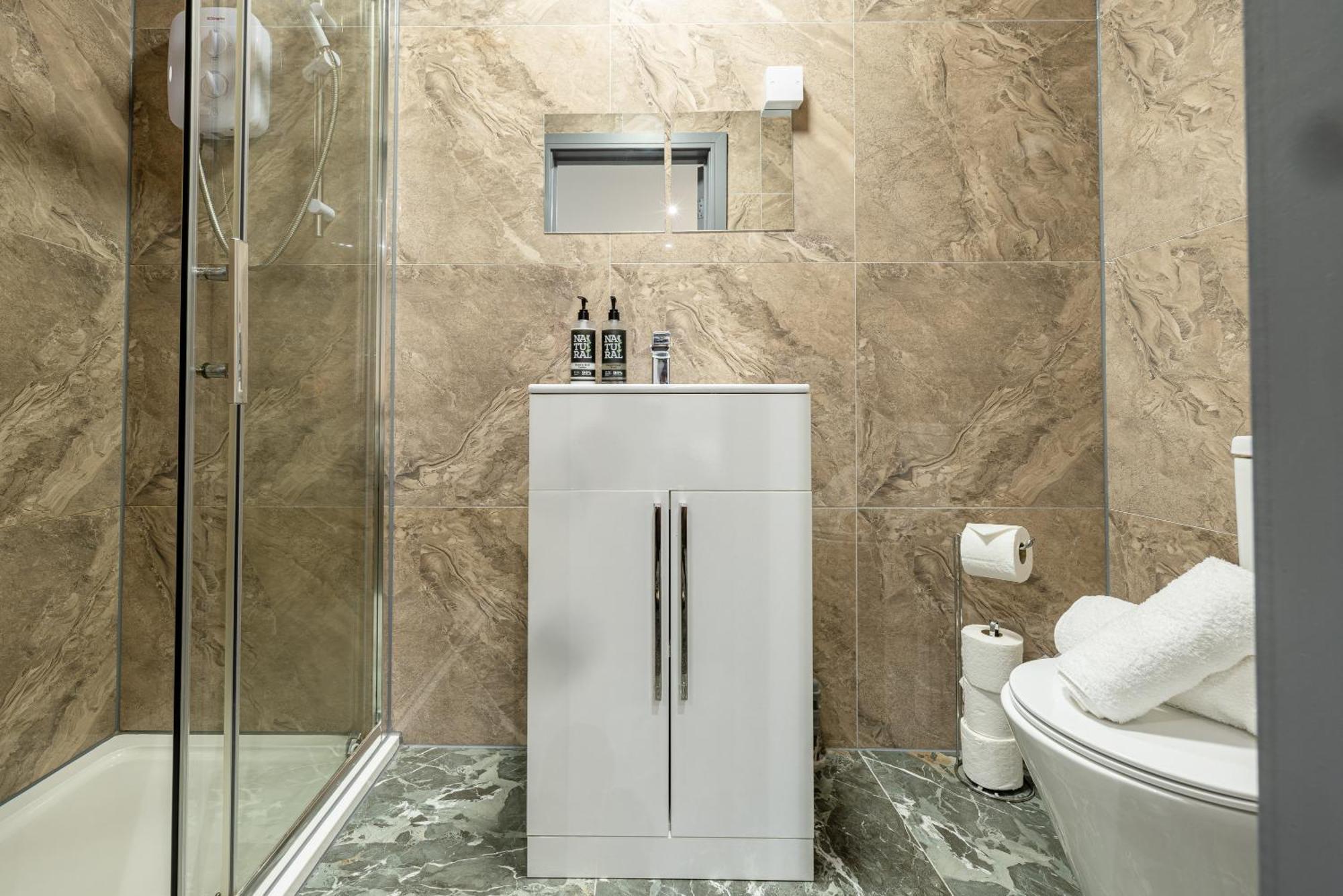 Rnm - Upgraded Business Stay For Travelling Contractors, All Amenities, Private Access Entire Place, Kitchen & Washroom, Smart Tv, Easy Access, Parking Nearby Cradley Heath ภายนอก รูปภาพ