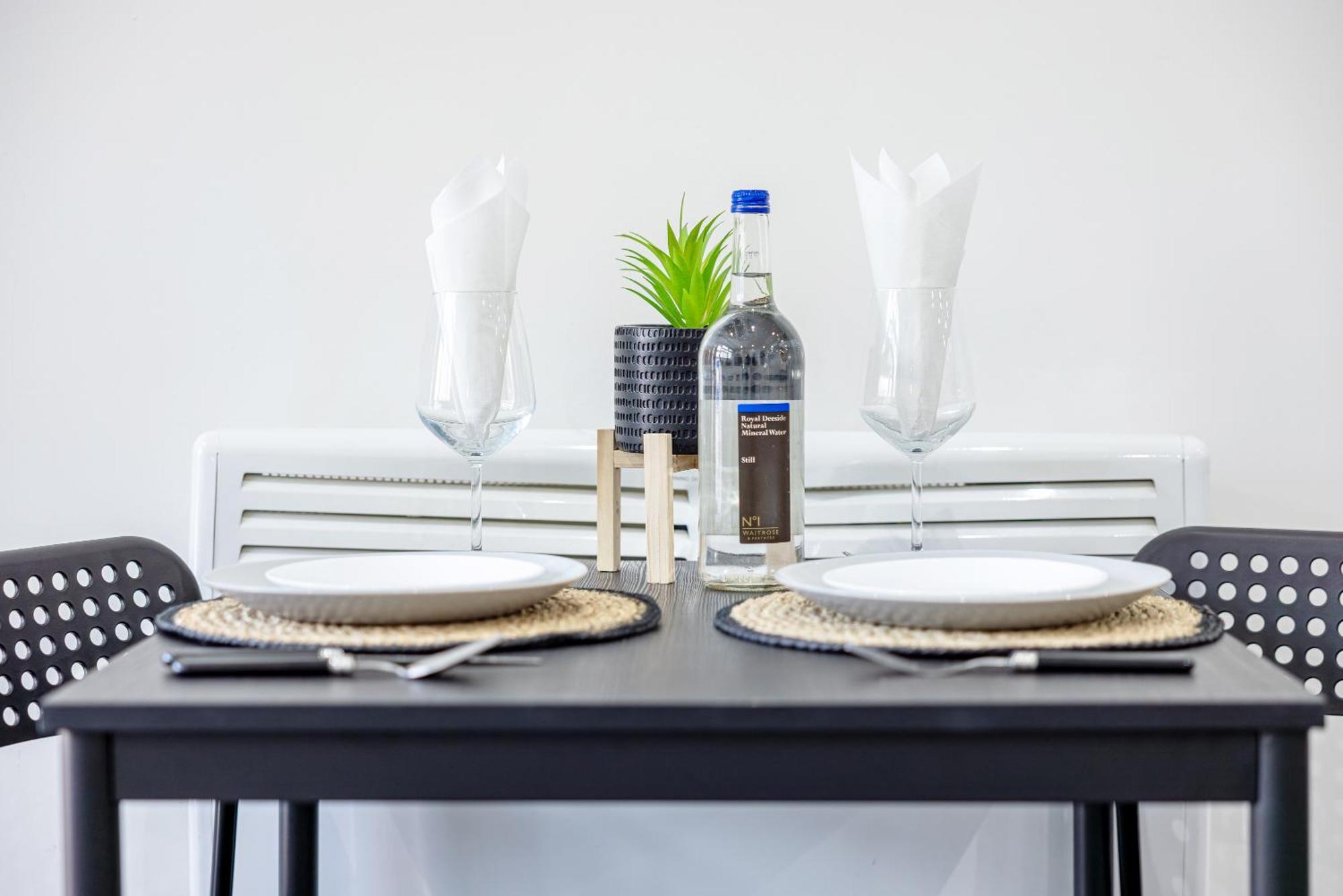 Rnm - Upgraded Business Stay For Travelling Contractors, All Amenities, Private Access Entire Place, Kitchen & Washroom, Smart Tv, Easy Access, Parking Nearby Cradley Heath ภายนอก รูปภาพ