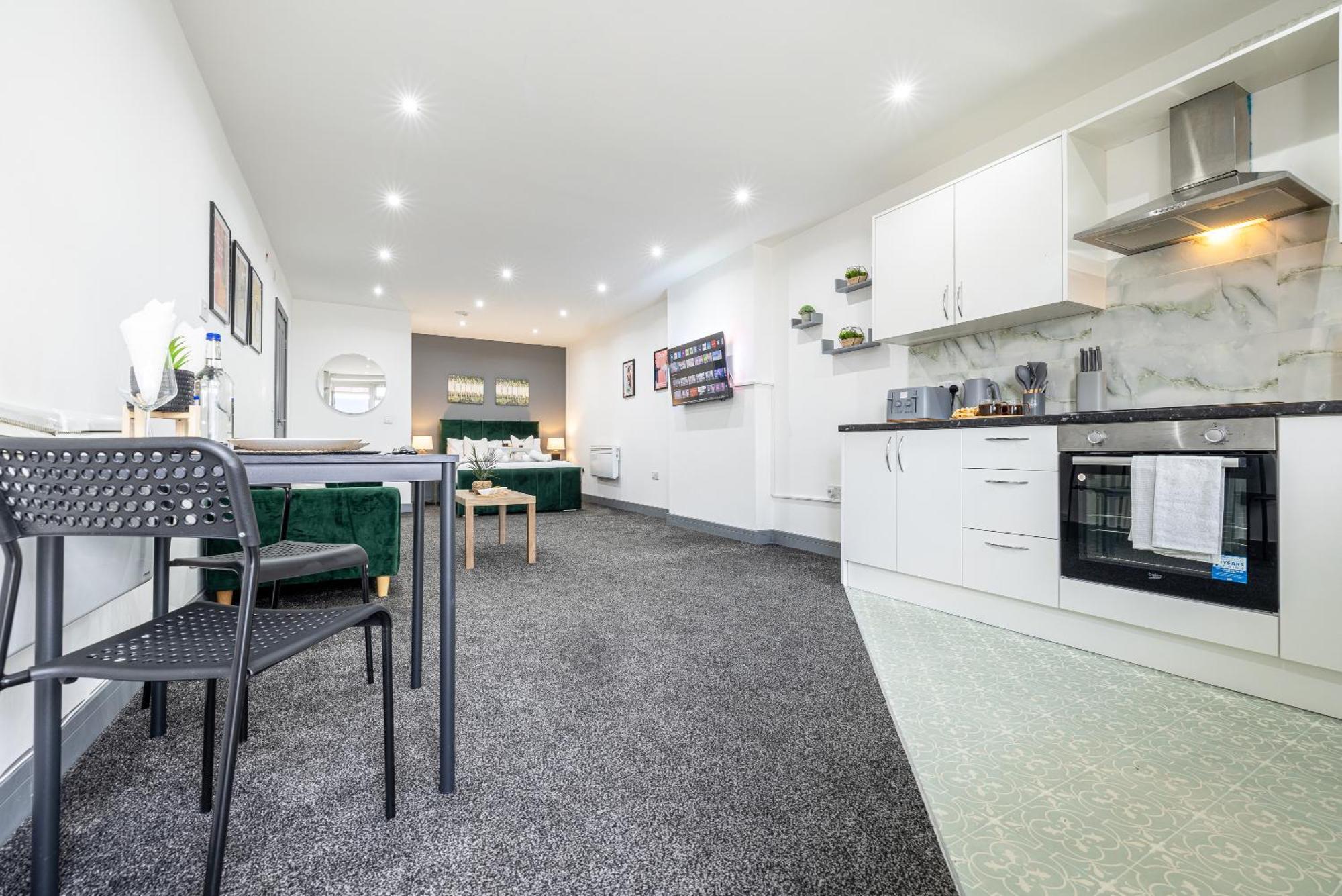 Rnm - Upgraded Business Stay For Travelling Contractors, All Amenities, Private Access Entire Place, Kitchen & Washroom, Smart Tv, Easy Access, Parking Nearby Cradley Heath ภายนอก รูปภาพ