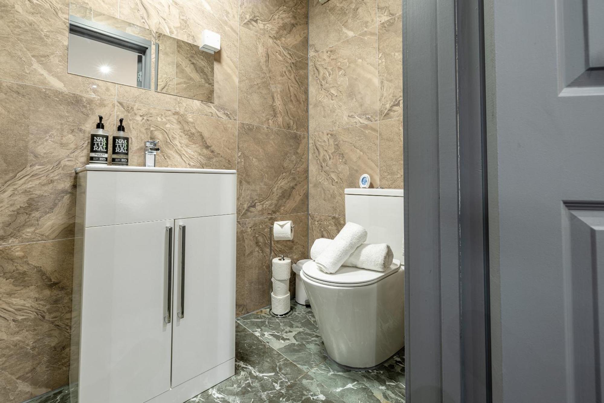 Rnm - Upgraded Business Stay For Travelling Contractors, All Amenities, Private Access Entire Place, Kitchen & Washroom, Smart Tv, Easy Access, Parking Nearby Cradley Heath ภายนอก รูปภาพ